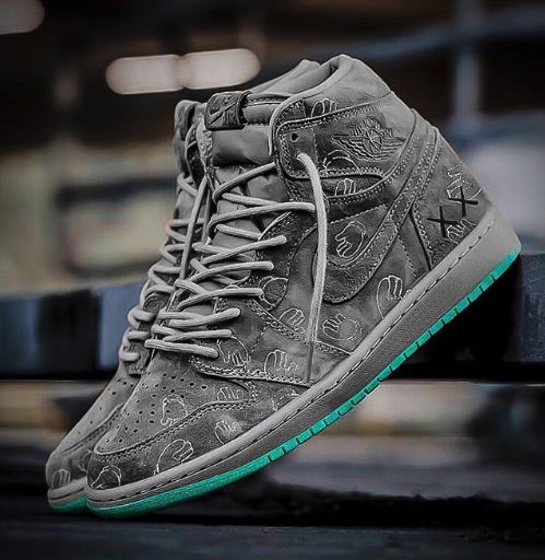 Bộ sưu tập Kaws x Air Jordan 1 được ra mắt vào năm 2017 đã thu hút được sự quan tâm của rất nhiều fan của đôi giày này. Ngắm nhìn hình ảnh đầy sáng tạo này để thấy rằng giày thể thao không chỉ đơn thuần là một sản phẩm thời trang, mà còn trở thành một tác phẩm nghệ thuật.